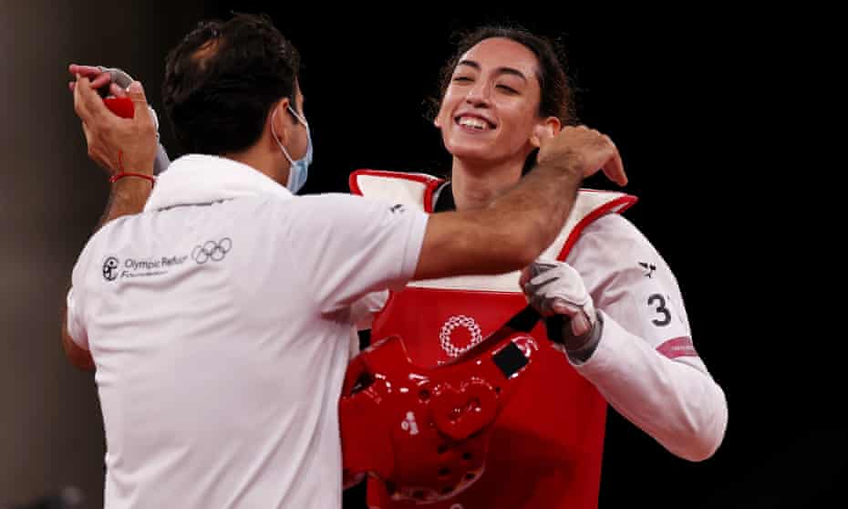 Kimia Alizadeh celebra con su entrenador tras derrotar a Jade Jones