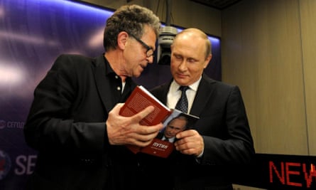 Hubert Seipel shows Vladimir Putin a copy of his book Putin: the Logic of Power at the International Media Forum in Moscow in 2016