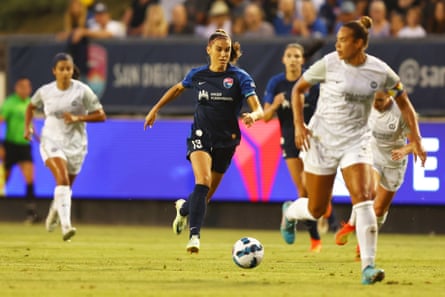 Alex Morgan dari San Diego Wave FC beraksi melawan Orlando Pride.