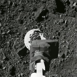 يتم اختبار ذراع أخذ العينات للمركبة الفضائية Osiris-Rex أثناء بروفة الهبوط على سطح الكويكب بينو.
