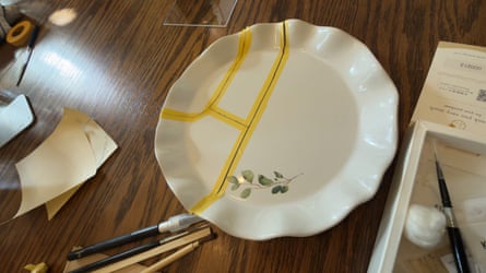 A plate fixed using the Chimahaga Kintsugi repair kit