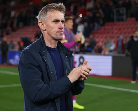 Kieran McKenna applauds the supporters after the Championship match between Southampton and Ipswich Town
