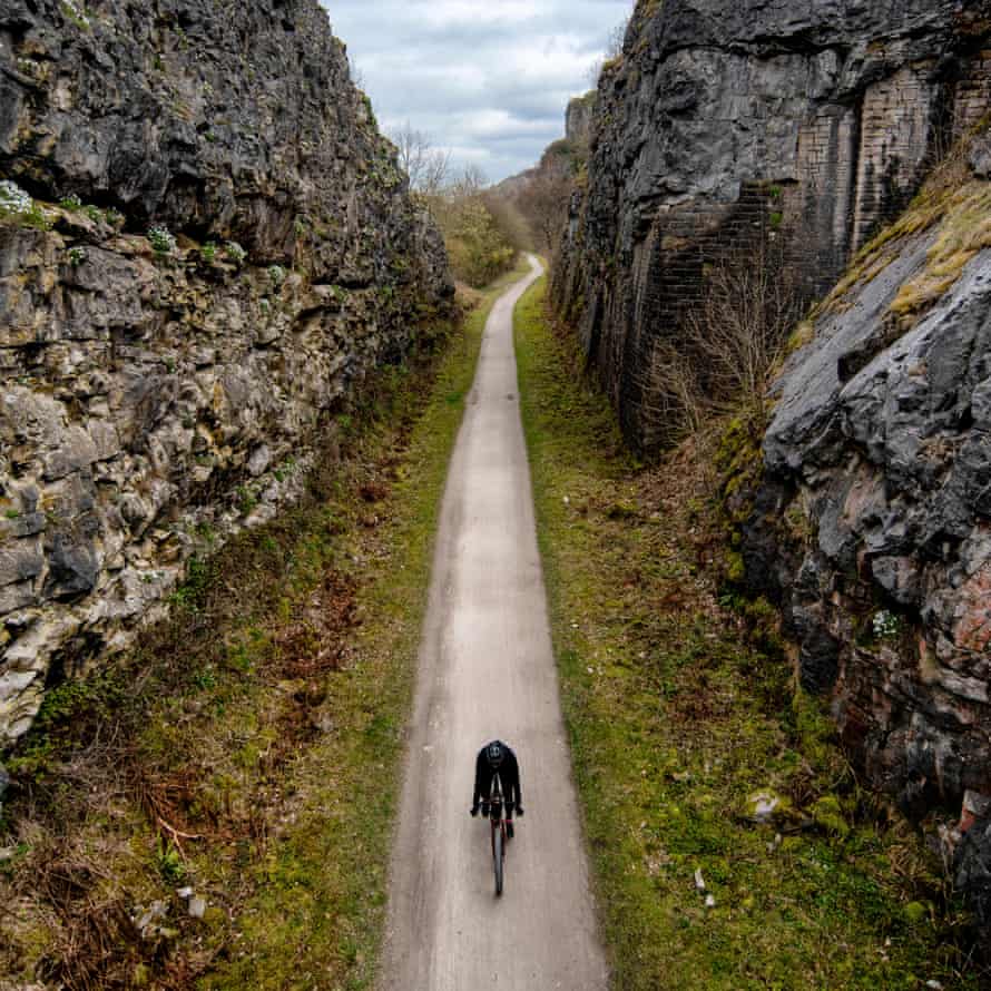 Un ciclista en el Monsal Trail