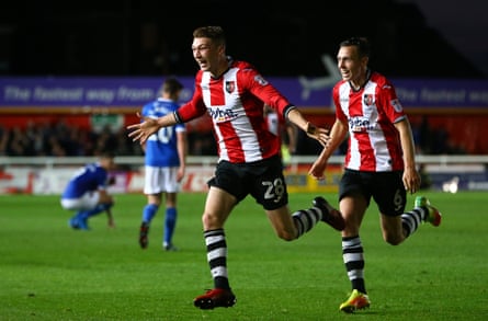 Jack Stacey dari Exeter City merayakan gol kemenangan melawan Carlisle.