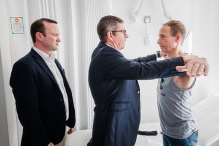 Jim Ashworth-Beaumont pinch surgeon Edmund Fitzgerald O’Connor (left), who treated him aft he mislaid his limb successful a postulation accident, and implant co-creator Rickard Brånemark