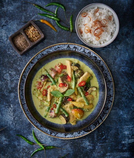 Curry vert thaï de Wichet Khongphoon.  Stylisme culinaire : Livia Abraham.  Style d'accessoire : Pene Parker.