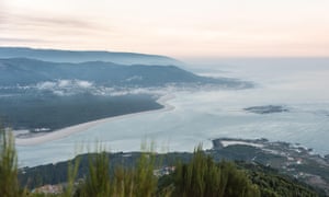 Estuaire de Rio Minho dans l'Atlantique au coucher du soleil