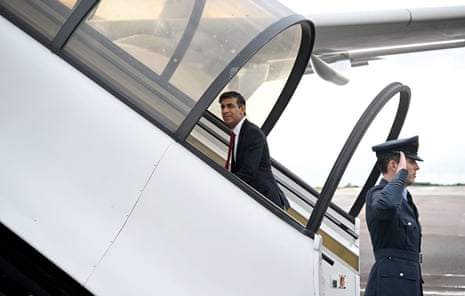 Thủ tướng Vương quốc Anh Rishi Sunak lên máy bay tại sân bay London Stansted khởi hành tới Vilnius.