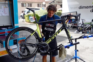 Orica-Scott mechanic Andrzej Pozak cleans bikes during a rest day.