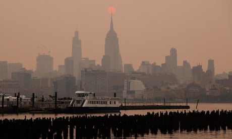 6月<>日，太阳在纽约市帝国大厦后面的朦胧烟雾缭绕的天空中升起。