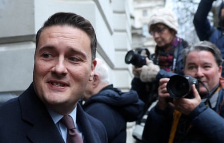 Wes Streeting surrounded by press photographers outside Downing street