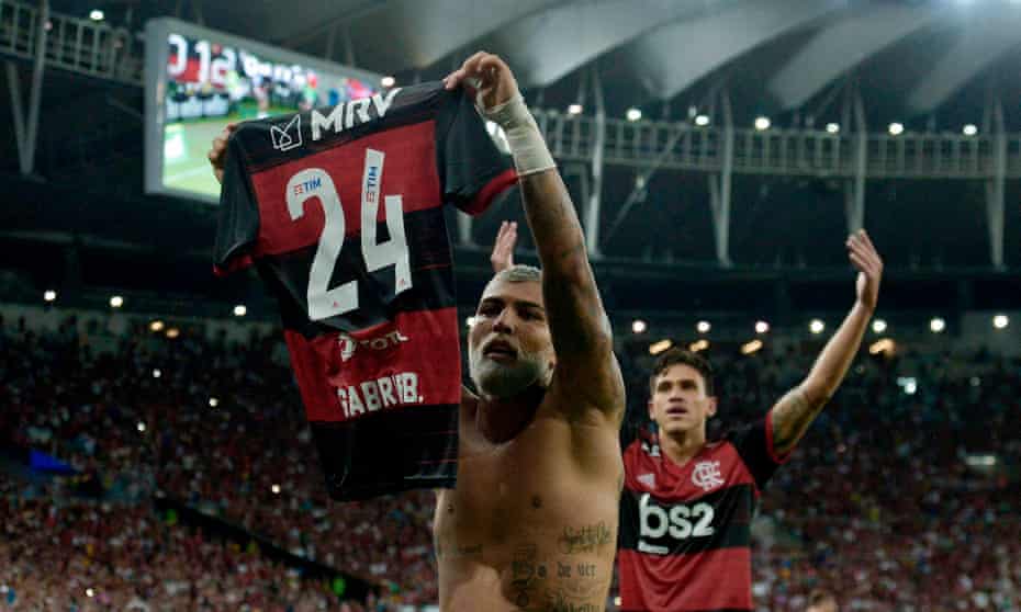 Gabriel Barbosa shows his No 24 shirt to the crowd at the Maracanã after Flamengo’s match against Boavista.