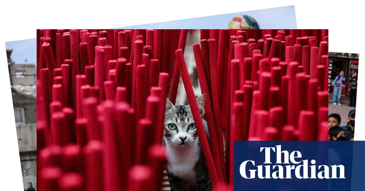 A forest of incense sticks and football in Gaza: photos of the day