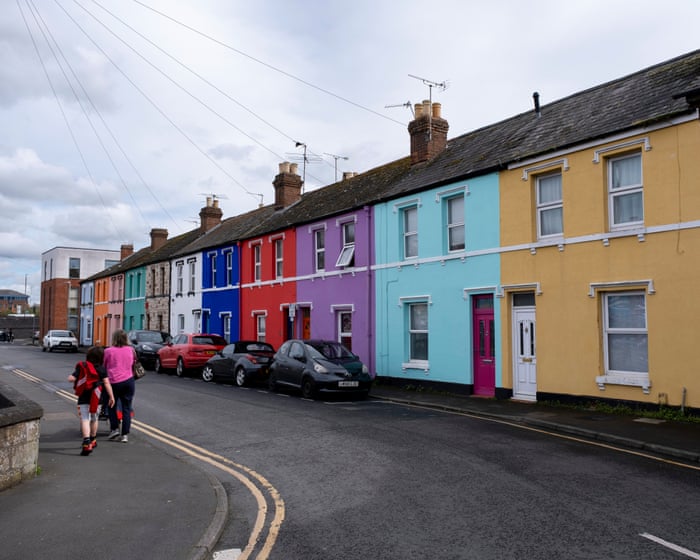 UK house prices rise for first time since start of Iran war