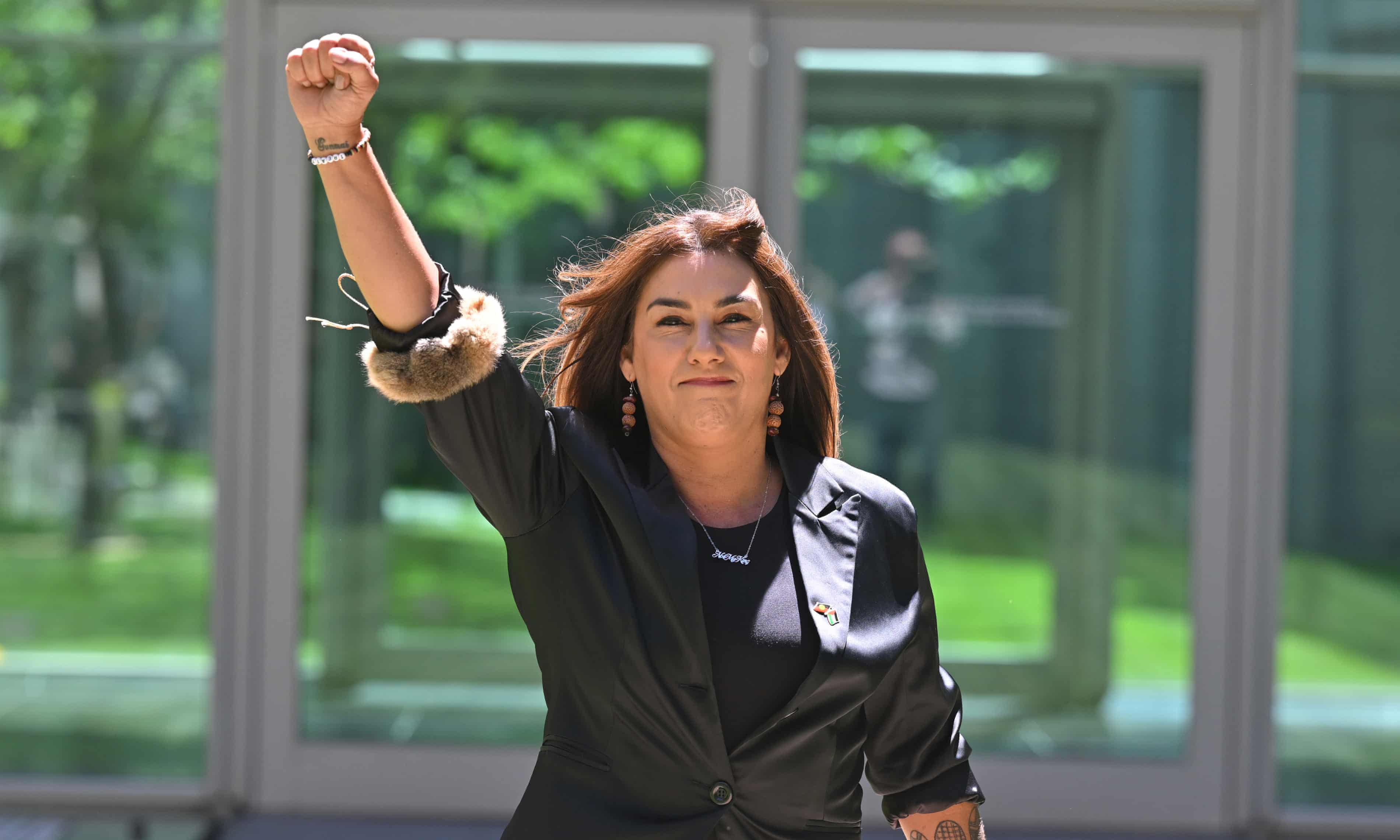 Lidia Thorpe protestează împotriva regelui Charles în Senat | sursa foto: The Guardian Lidia Thorpe protestează împotriva regelui Charles în Senat | sursa foto: The Guardian