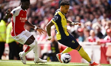 Arsenal's Bukayo Saka challenges Bournemouth's Justin Kluivert.