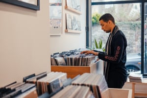El músico Batu busca registros en la tienda de discos Idle Hands en Bristol, Inglaterra.  Tiendas independientes como estas están preocupadas por el impacto del Brexit.