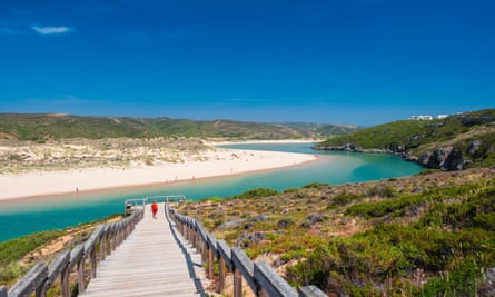 The walkway down to Praia da Amoreira