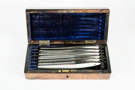 Blue-velvet lined wooden case containing six razors