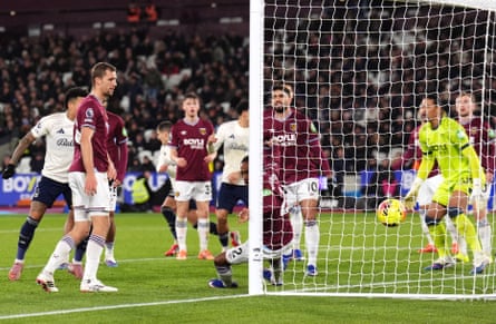 Nicolás Domínguez’s heads Nottingham Forest’s equaliser against West Ham.