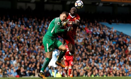 Sadio Mané catches Ederson in the face, resulting in a red card for the Liverpool player in the defeat at Manchester City