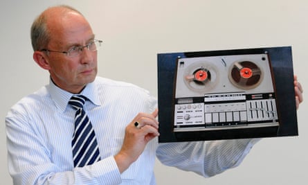 Detective chief superintendent Detlef Puchelt shows a picture of the tape recorder that was used as evidence.