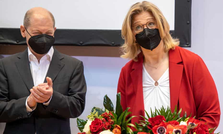 The Saarland SPD leader Anke Rehlinger receives flowers from the German chancellor, Olaf Scholz, after Sunday’s election victory.