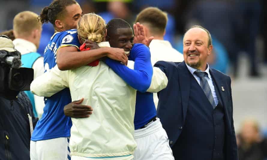 Rafael Benítez celebrates with some of his players after Everton beat Southampton 3-1 in their first game of the Premier League season.