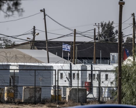 Palestino detenidos en un centro de detención israelí