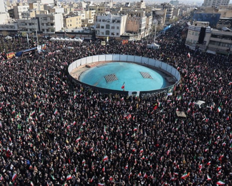 Menschenmassen feiern Mojtaba Khameneis Ernennung zum neuen obersten Führer Irans“ />
<p>Der <strong>Konflikt</strong>, der nun in die zweite Woche geht, hat dazu geführt, dass <strong>Iran</strong> mit einer Reihe von <strong>Raketen</strong>- und <strong>Drohnenangriffen</strong> gegen <strong>Israel</strong> und US-Interessen in der gesamten Region reagiert hat. <strong>Die Ölpreise</strong> sind inmitten der anhaltenden Feindseligkeiten ebenfalls <strong>in die Höhe geschossen</strong>.</p>
<p>Die Ernennung von <strong>Mojtaba Khamenei</strong> zum neuen <strong>Obersten Führer</strong> des Iran hat die Spannungen deutlich verschärft, da der jüngere Khamenei im Vergleich zu seinem Vorgänger <strong>Ali Khamenei</strong> als eine <strong>härtere</strong> und <strong>konfrontativere</strong> Figur gilt.</p>
<img src=