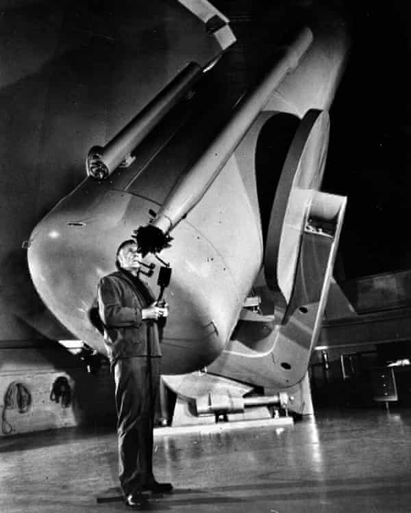 Edwin Hubble benutzt das Schmidt-Teleskop am Mount Palomar, Kalifornien, 1949.