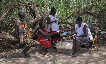 Nelly (à direita), enfermeira do Elelea Subcounty Hospital em Turkana East, é apoiada pela Cruz Vermelha do Quénia para oferecer serviços aos pacientes nos programas de nutrição. A clínica de extensão em Kanapeot consiste numa clínica de desnutrição com um programa de nozes gordas para menores de cinco anos e mulheres grávidas. Também estavam sendo realizadas vacinações para quem precisava.