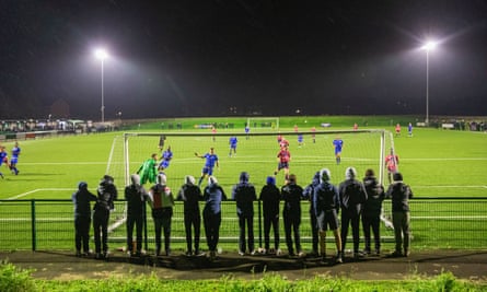 المشجعون يشاهدون Skelmersdale