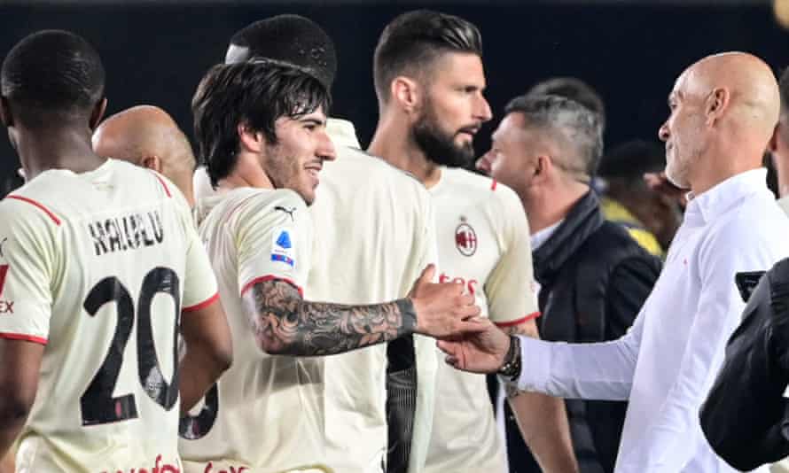 Stefano Pioli (til høyre) gratulerer Sandro Tonali etter hans lags 3-1 comeback-seier over Verona.