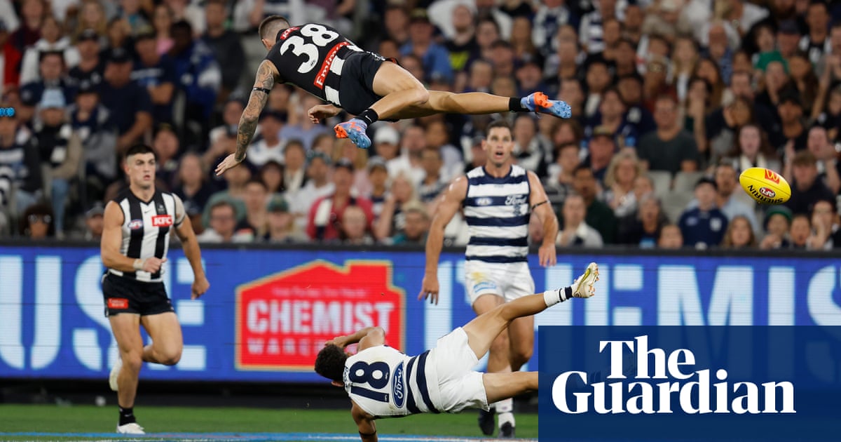 AFL: Jeremy Howe suffers horror injury as Collingwood beat Geelong in thriller