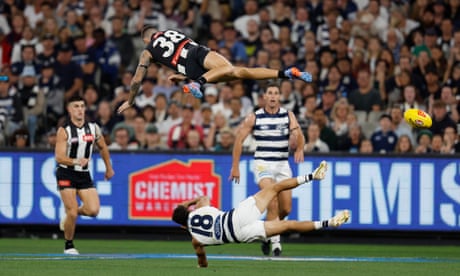 AFL: Jeremy Howe suffers horror injury as Collingwood beat Geelong in thriller