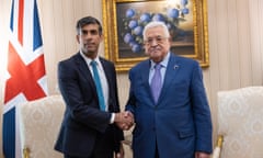 Rishi Sunak shaking hands with Mahmoud Abbas