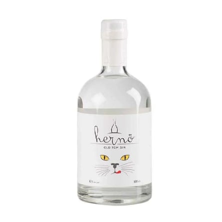A clear bottle of Herno Old Tom Gin. The bottle has a white label with the Herno logo and illustrated cat face.
