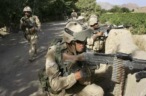 A kanadai hadsereg erõi állást foglalnak a tálib harcosok elleni elsöprés során 2006. június 14 -én Panjwai -ban.