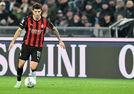 Christian Pulisic makes a dribble.