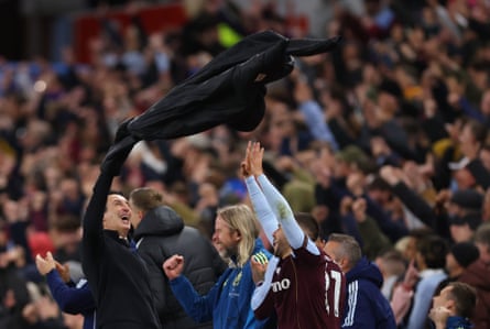 Unai Emery manger throws his coat in the air in celebration.