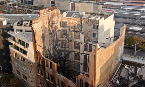 Una vista aérea del edificio destruido donde se produjo un incendio en el centro de Sydney.
