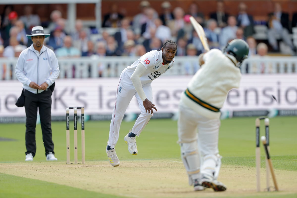 Jofra Archer bowls Pakistan’s Mohammad Abbas