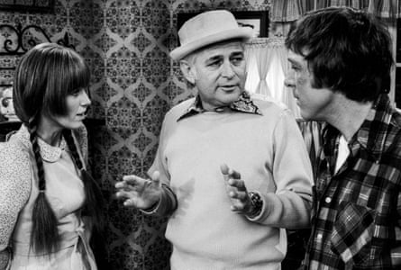Norman Lear speaks with Louise Lasser and Greg Mullavey in between takes on the set of Mary Hartman, Mary Hartman in 1976.