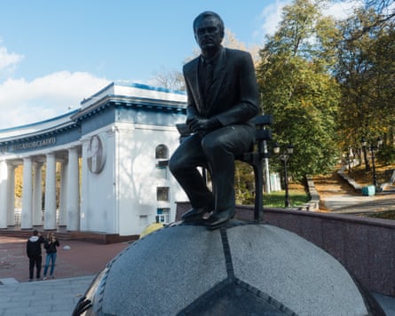 A statue commemorating Valeriy Lobanovskyi in Kyiv
