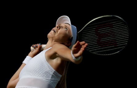 Katie Boulter melakukan servis selama kemenangannya di babak kedua.