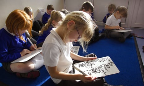 Phonics reading classes at a primary school in Devon, UK