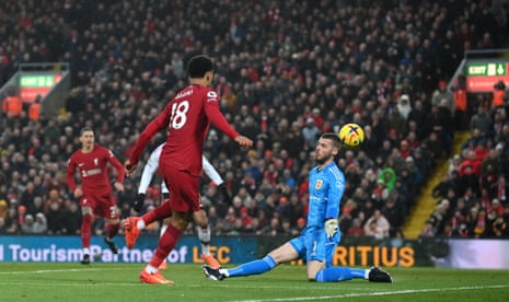 Gakpo chips the ball over De Gea to score