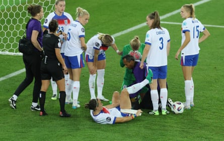 Lucy Bronze straps her own thigh during extra time against Sweden.