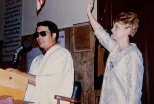 Der Rev Jim Jones und seine Frau Marceline, aufgenommen in einem Fotoalbum, das in Jonestown, Guyana, gefunden wurde.